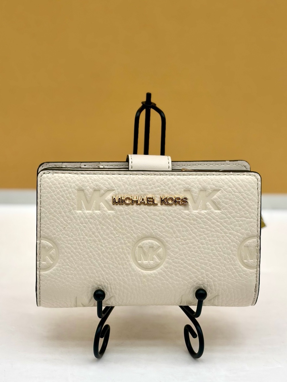 MICHAEL KORS Jet Set Travel Medium Logo Debossed Bifold Wallet - Picture 2 of 9